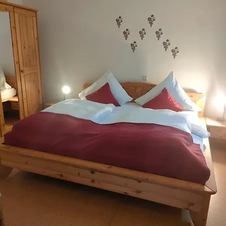 Gaestezimmer / Weingut Peter Guest house